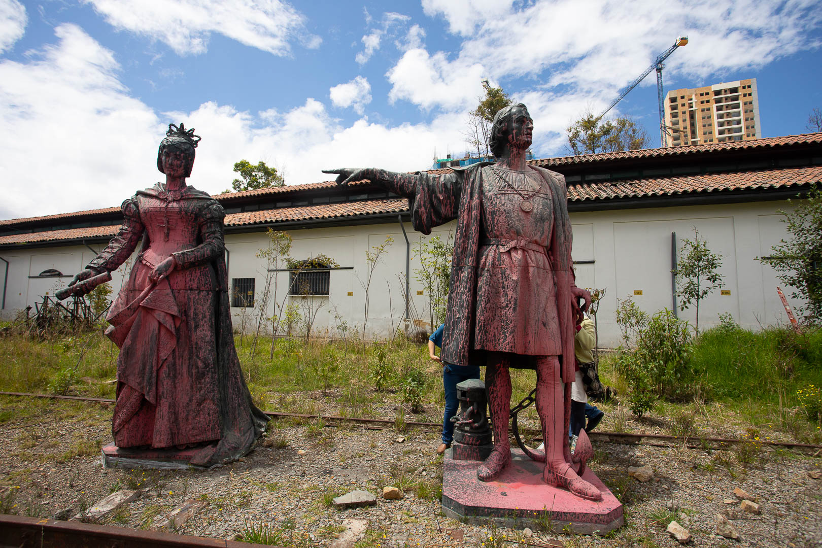 Los Andes examina las esculturas de Isabel y Colón retiradas de la Av. El Dorado