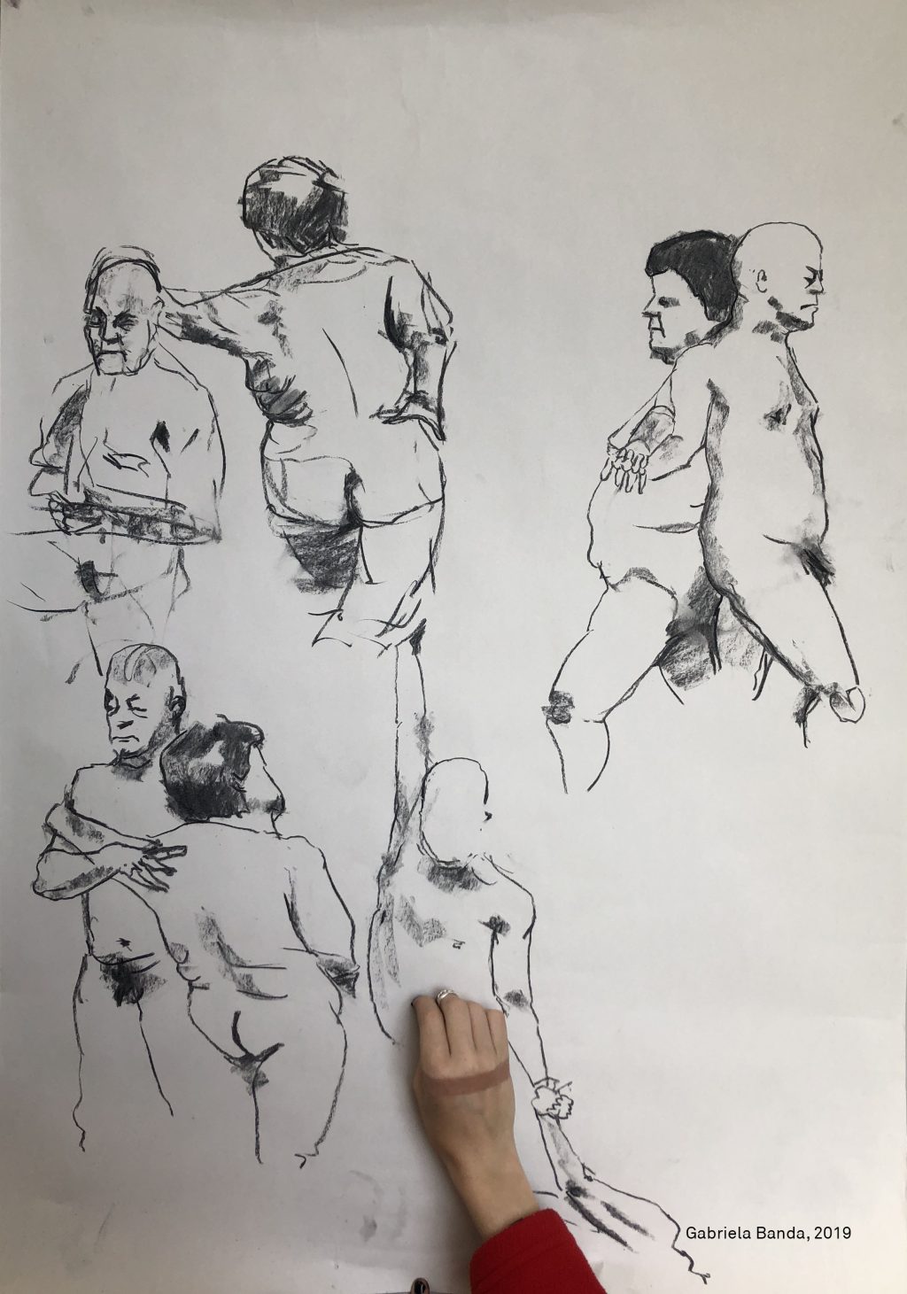 Línea: Dibujo e ilustración
Profesora: Cristina Figueroa
Se basa en la exploración y la experimentación desde distintas relaciones entre dibujo y cuerpo. Se parte de la premisa de que el dibujo surge desde el cuerpo, que está situado espacio-temporalmente de manera específica, y se configura como una extensión de éste.