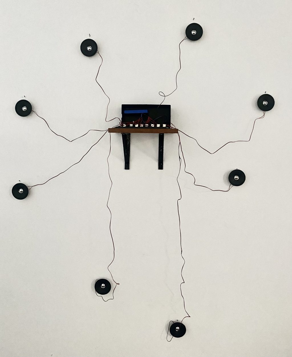 Herramientas 

Profesores: Ricardo Arias y Leonel Vásquez 

Este curso explora el sonido como material para la creación artística, experimentando con paisajes sonoros