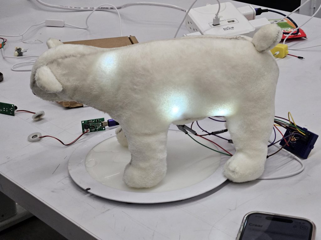 Herramientas
Profesor David Peña Lopera

Es un taller de introducción práctica al uso de circuitos eléctricos simples para activar expresivamente objetos con movimiento,.