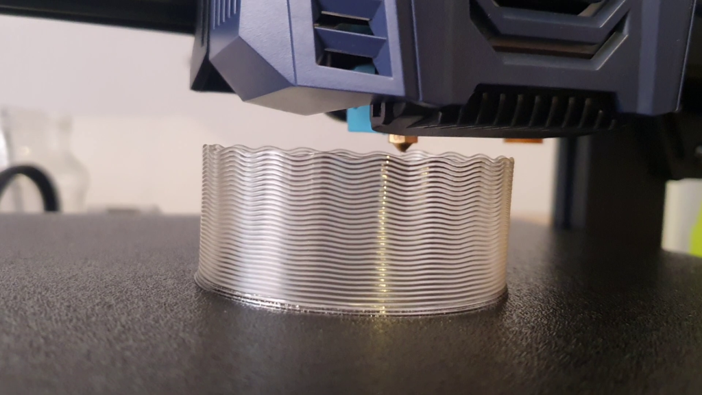 Líneas: Arte electrónico y Escultura y cerámica
Profesor: Edgar Guzmanruiz
Este taller técnico permite aprender de forma práctica las generalidades de los sistemas CNC (Mecanismos de control numérico por computador) y los procesos específicos para impresión 3D, corte láser y fresado CNC.