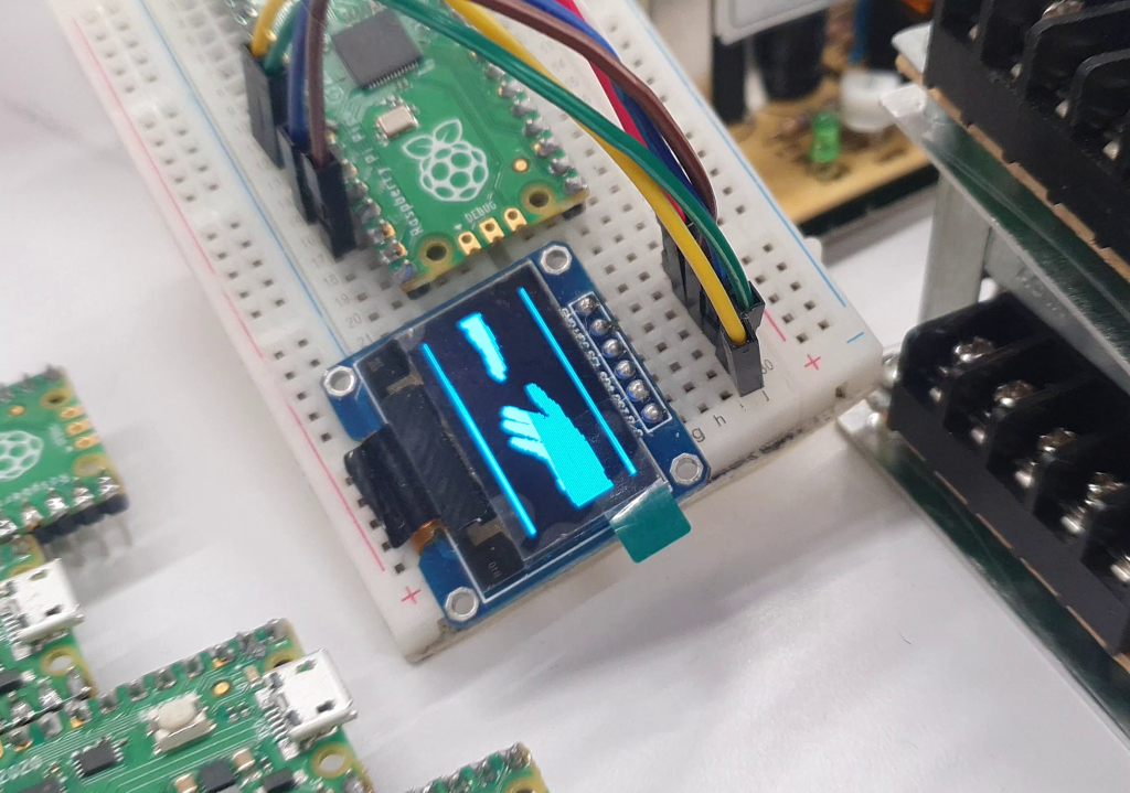 Línea: Arte electrónico 
Profesor: David Peña.
Este es un taller intermedio de electrónica digital que combina recursos de electrónica y de programación para desarrollar piezas artísticas que aprovechen sensores y actuadores con conductas programadas en microcontroladores con lenguaje Python.