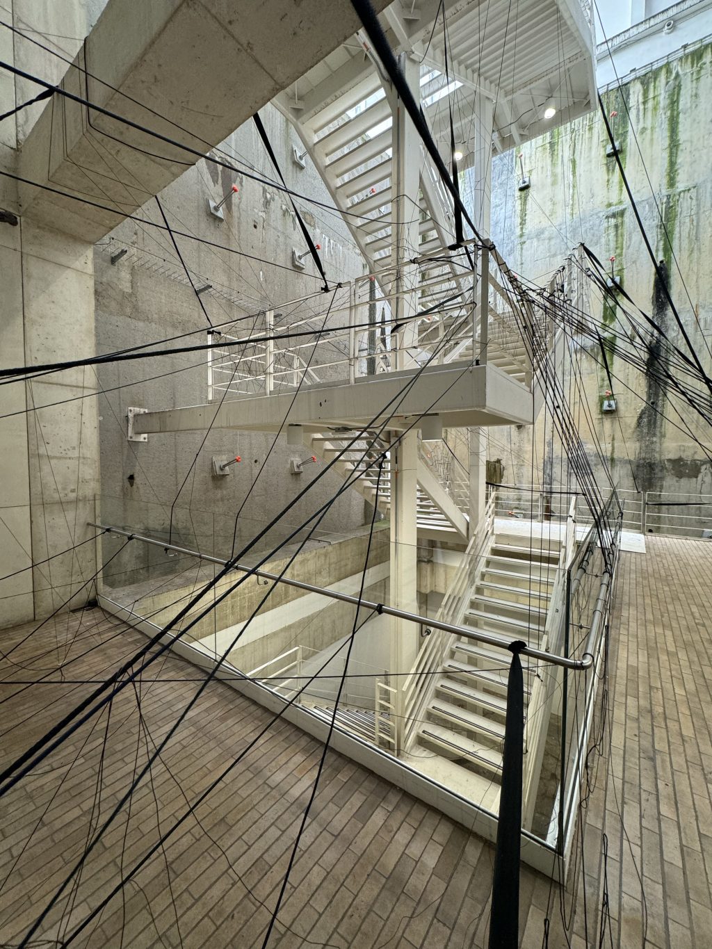 Línea: Escultura y cerámica
Profesores: Edgar Guzmanruiz y Karen Aune.
Intervenciones de Sitio Específico es un curso transdisciplinario que fusiona Arte y Diseño para impulsar la creación colectiva de obras a gran escala en espacios determinados, integrando trabajo en taller y soporte teórico.