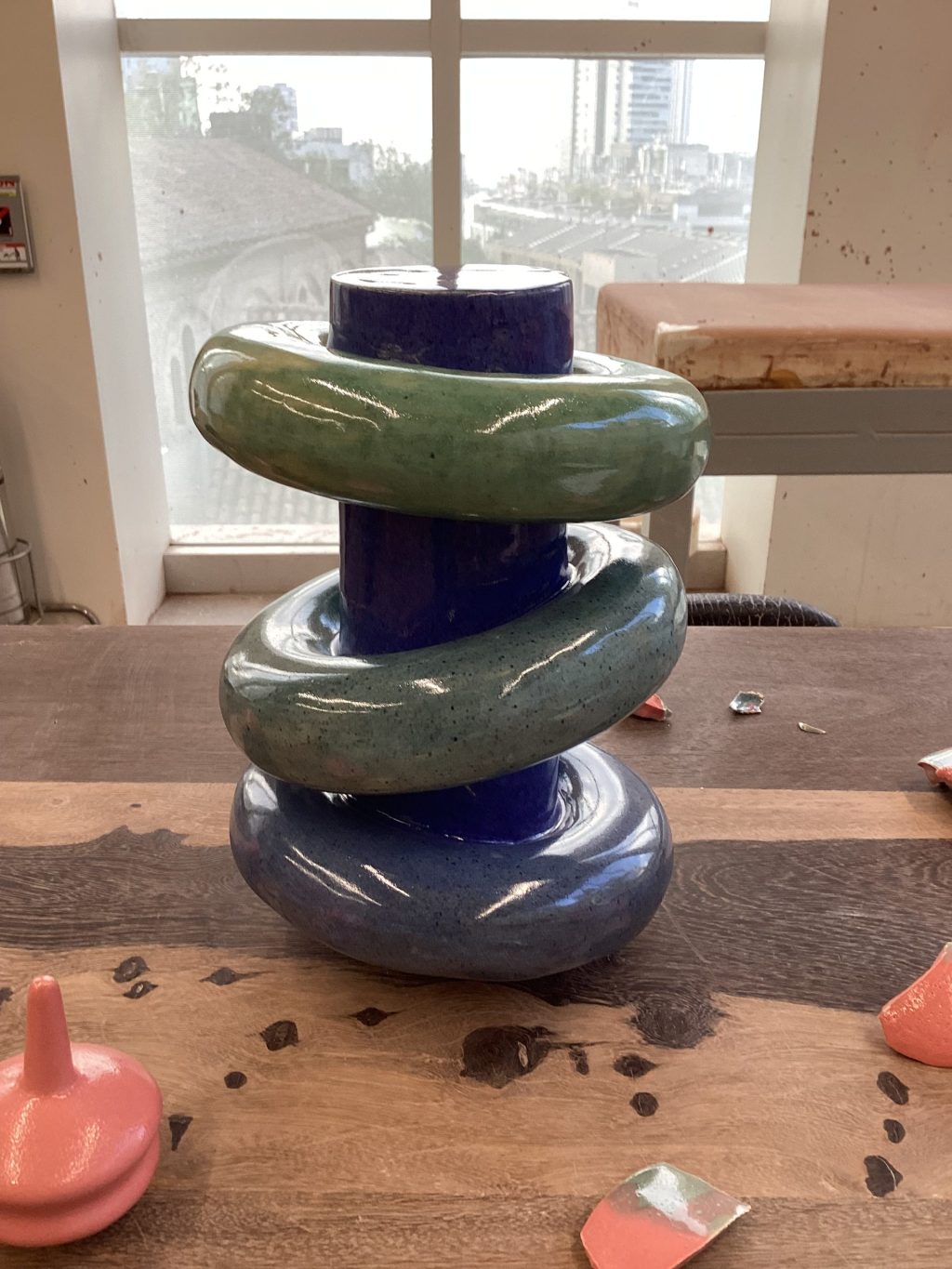 Línea: Escultura y cerámica
Profesor: Cesar Romero.
La clase Múltiples cerámicos tiene como objetivo dar herramientas técnicas para la producción de moldes de yeso y el uso del torno alfarero,