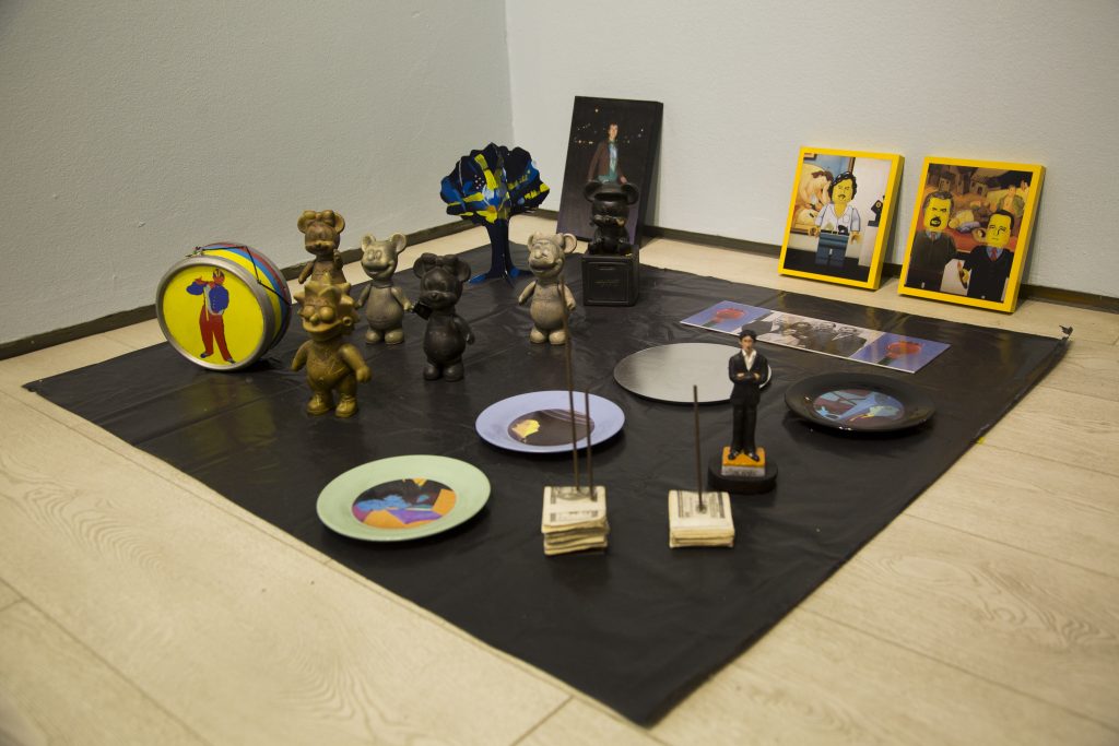 Créditos de la imagen: Carlos Castro, Ministerio de Cultura, Instalación, 2005-2007. Registro de la exposición Cañonazos de la copia, organizada por el Departamento de Arte, en el Centro Colombo Americano, 2017. https://saladeproyectos.uniandes.edu.co/el-muestreo-canonazos-de-la-copia/