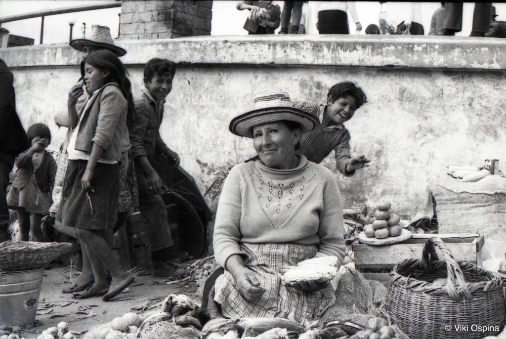 Línea: Fotografía Opción en Fotografía
Profesores: Viki Ospina

Este curso aborda la fotografía documental como herramienta de indagación ética, social y estética, enfocada en la narración visual de historias reales