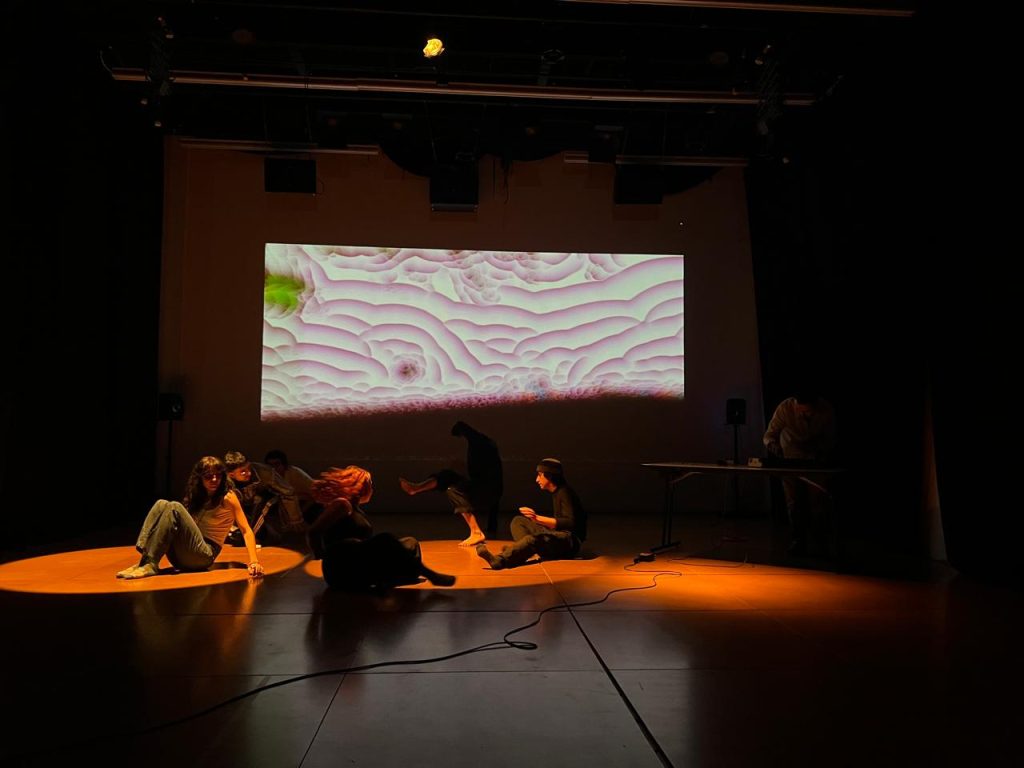 Líneas: Escena expandida  y Arte sonoro 
Profesora: Renzo Rospigliosi

Este curso es un espacio de creación donde exploramos el movimiento desde el cuerpo y la imagen.